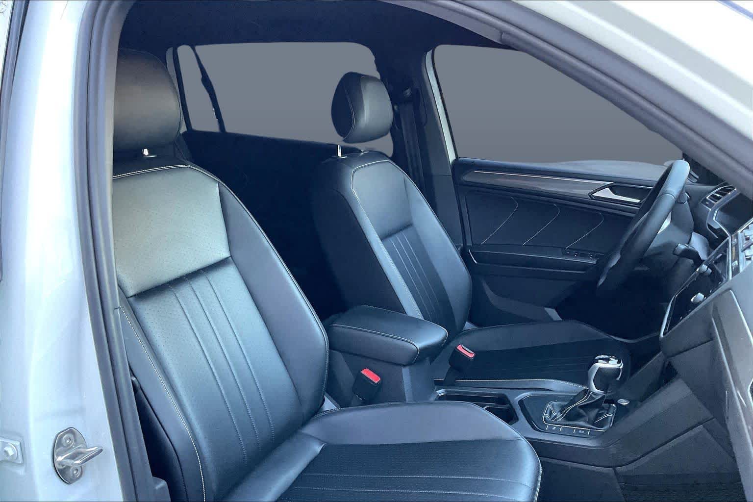 2022 Volkswagen Tiguan SE R-Line Black photo 2