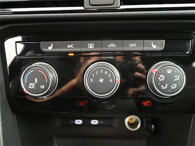 2023 Volkswagen Taos SE photo 3