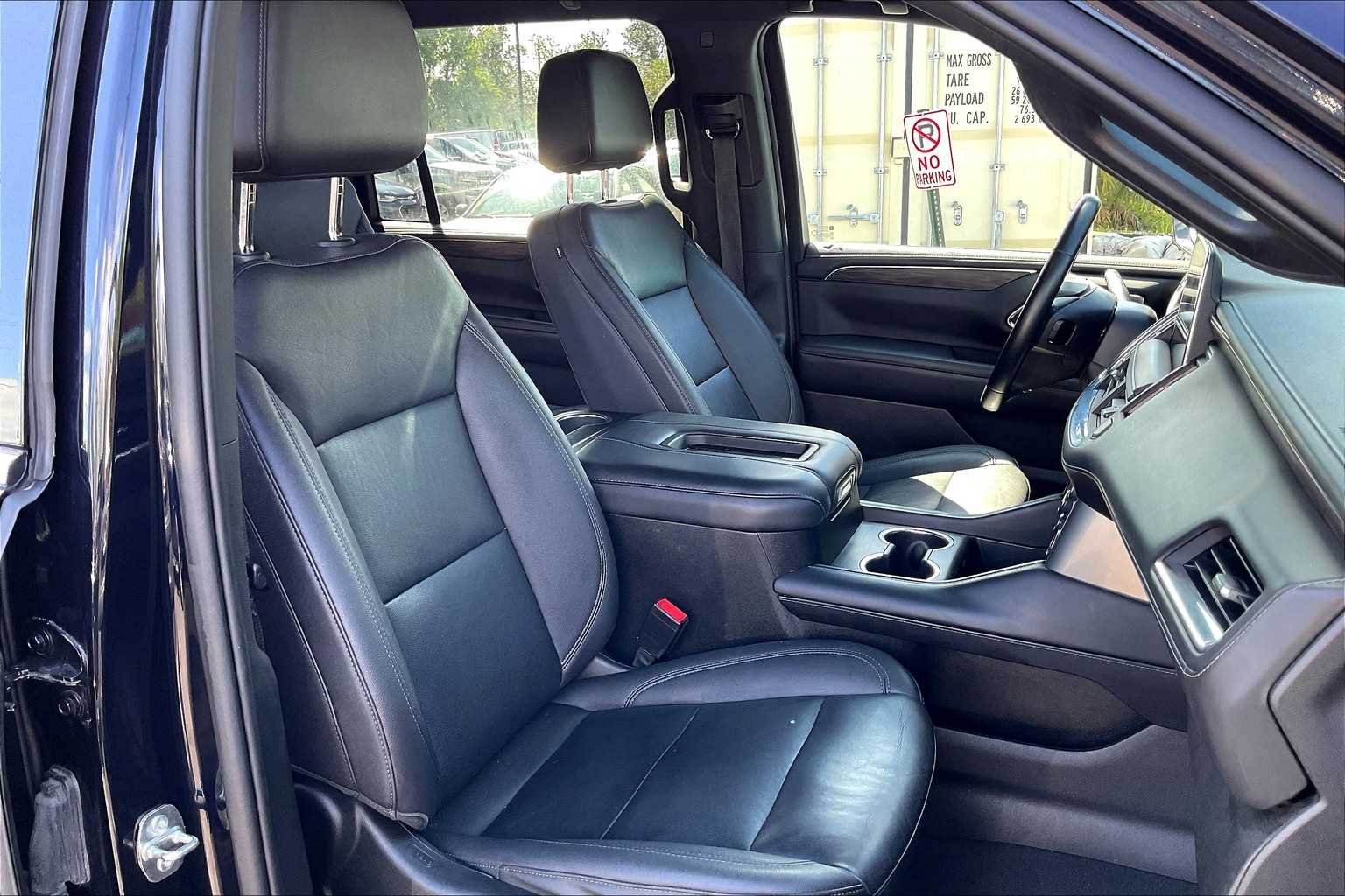 2023 Chevrolet Suburban LT photo 7