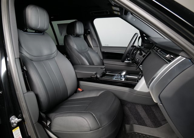 2023 Land Rover Range Rover SE photo 2