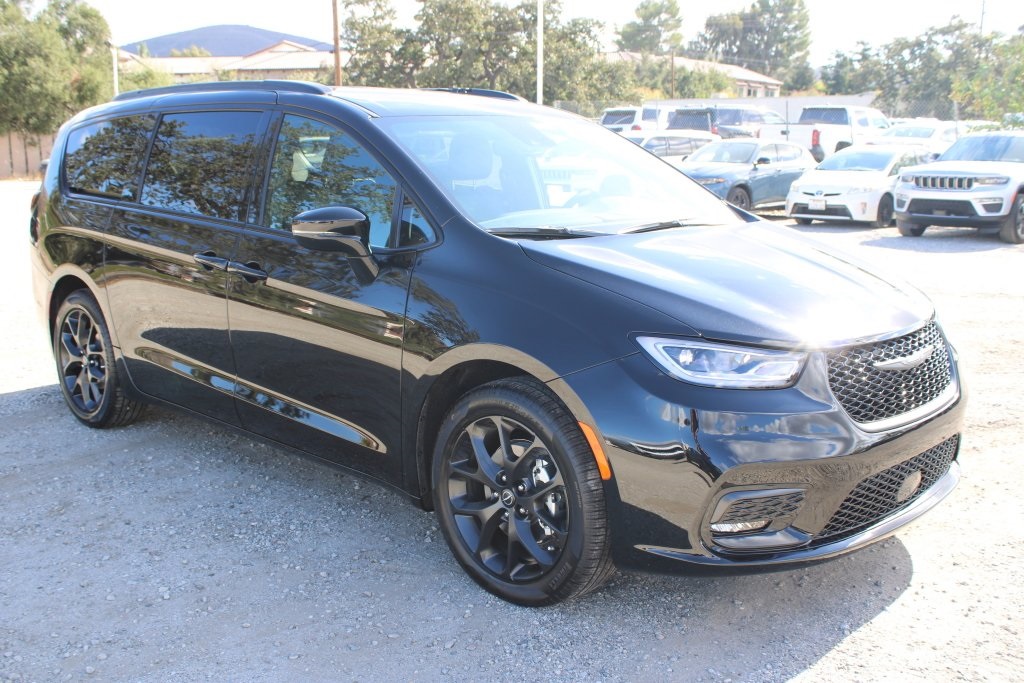 2026 Chrysler Pacifica photo 2