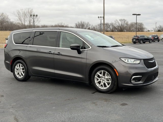 2023 Chrysler Pacifica Touring L's photo