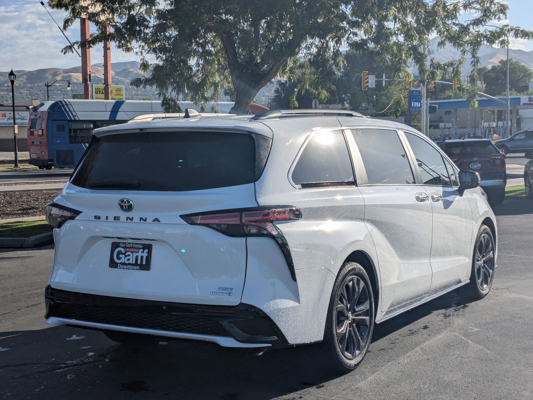 2023 Toyota Sienna XSE photo 2