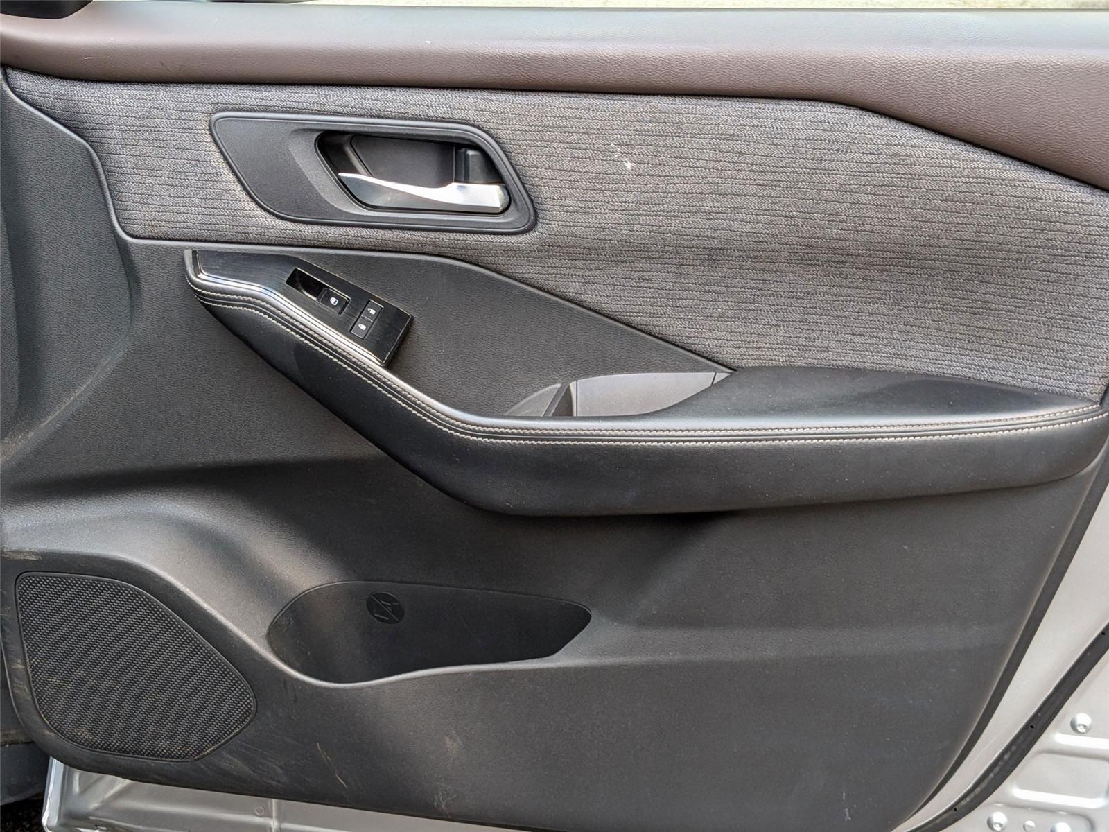 2022 Nissan Rogue SV photo 31