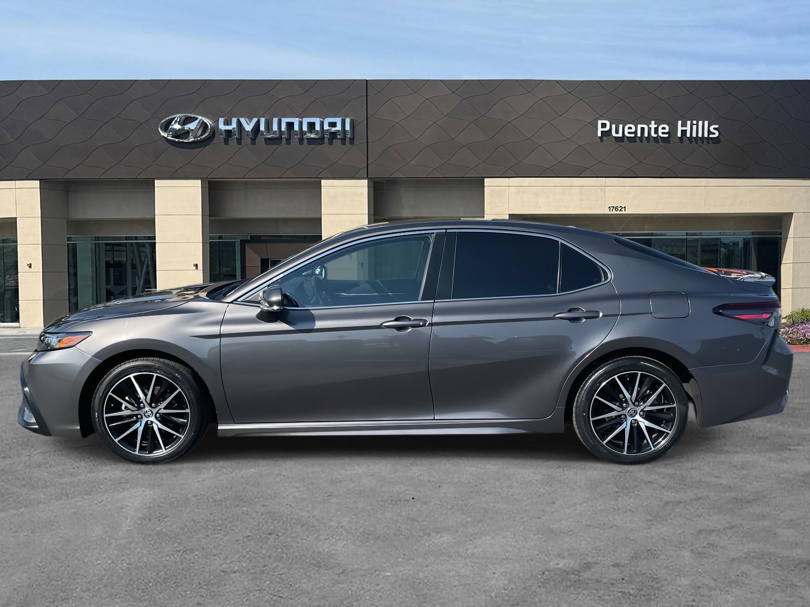 2023 Toyota Camry SE photo 2