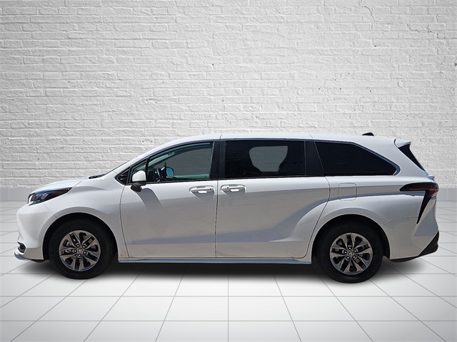 2024 Toyota Sienna LE photo 2