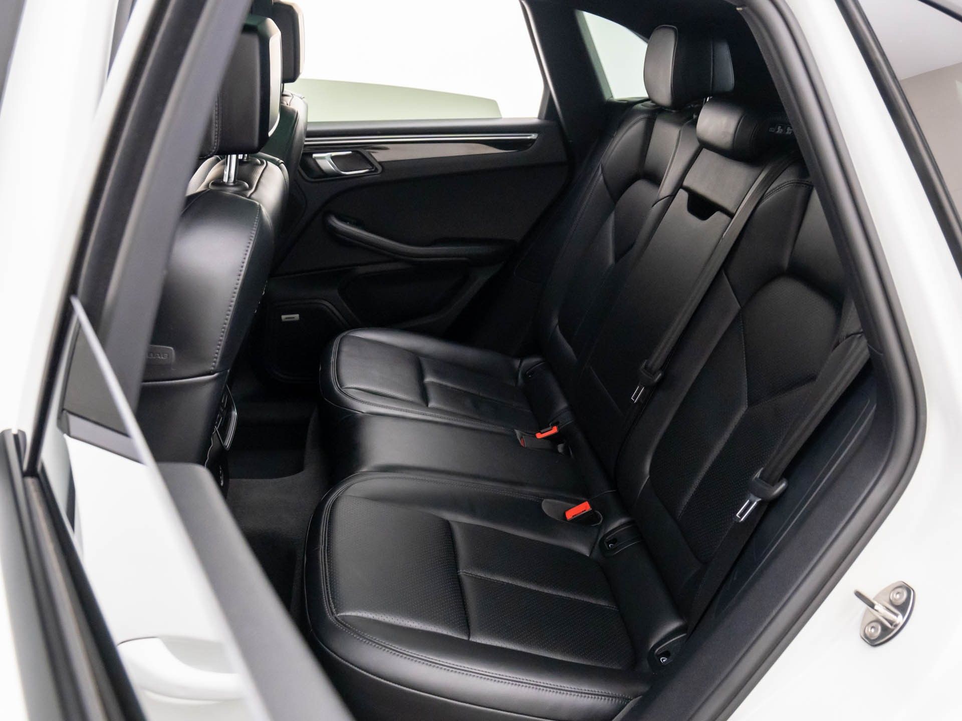 2021 Porsche Macan Base photo 16