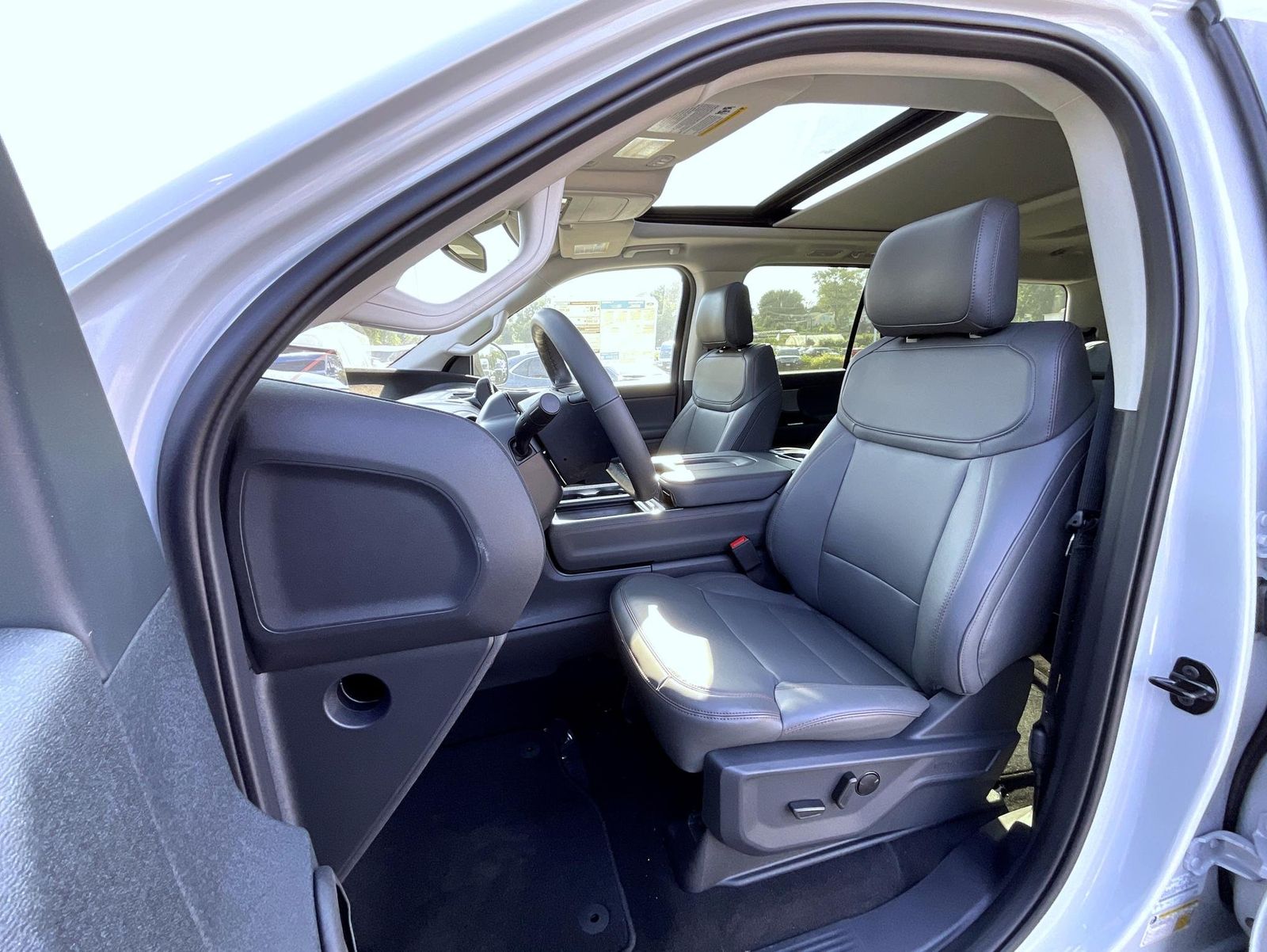2025 Ford Expedition photo 9