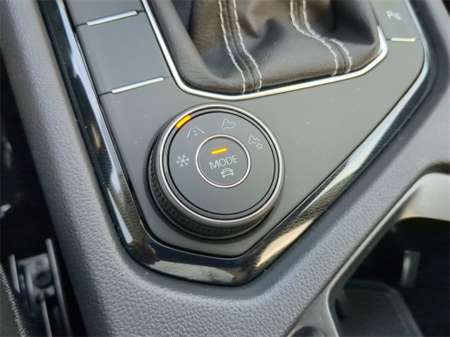2025 Volkswagen Taos SEL photo 20