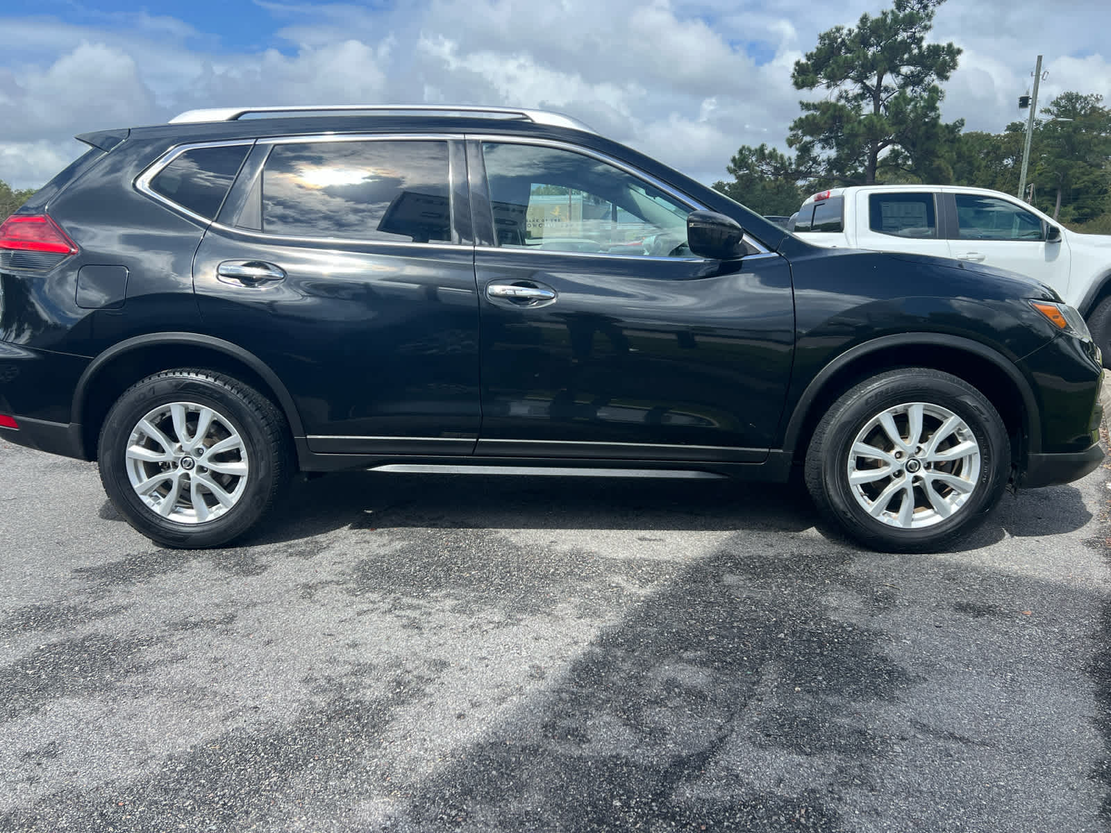 2017 Nissan Rogue SV photo 3