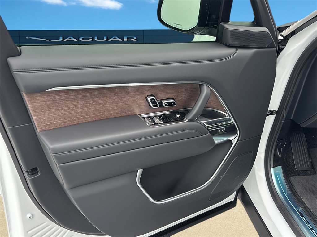 2025 Land Rover Range Rover SE photo 26