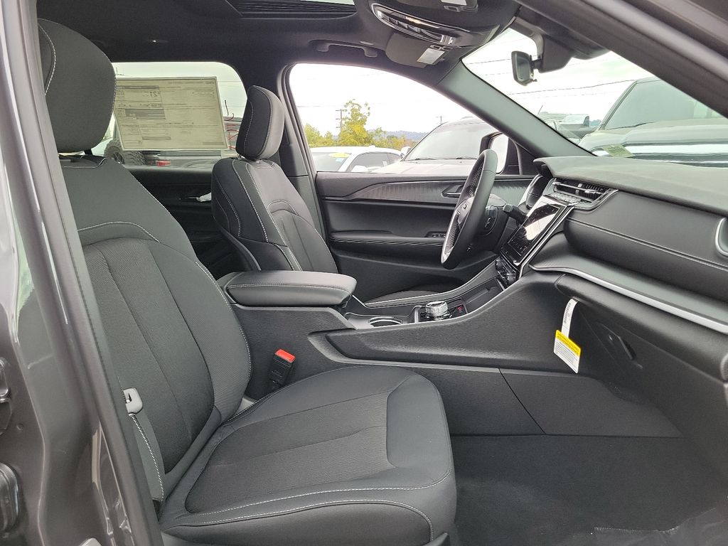 2025 Jeep Grand Cherokee Laredo X photo 9