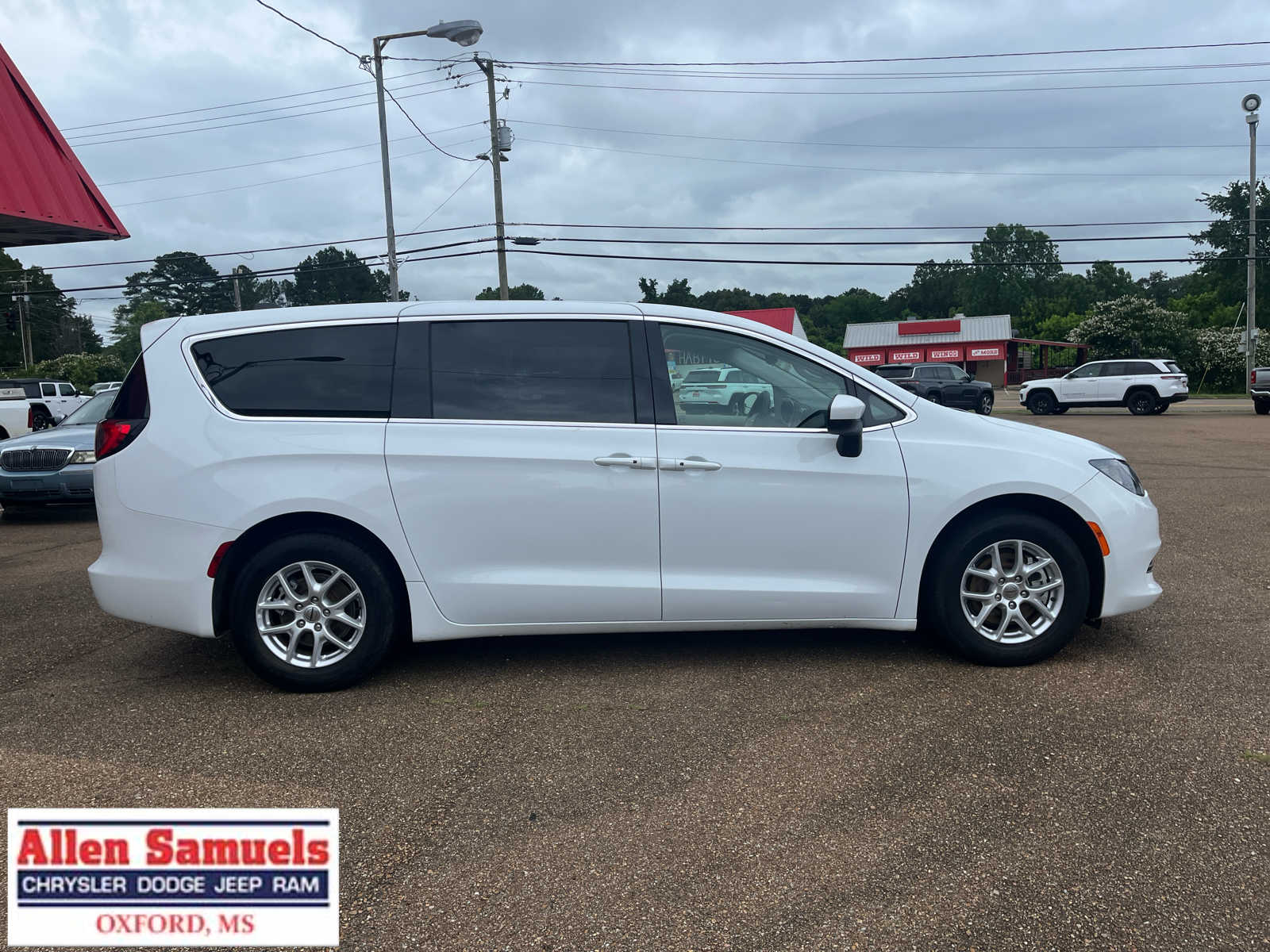 2023 Chrysler Voyager LX photo 2