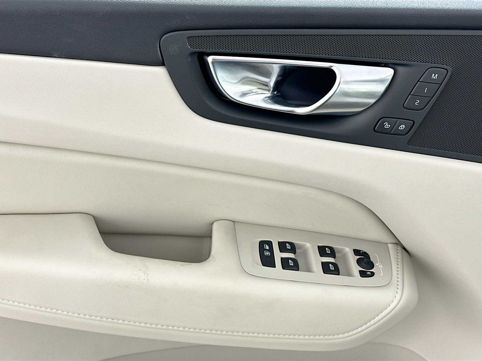 2025 Volvo XC60 T8 Plus photo 15