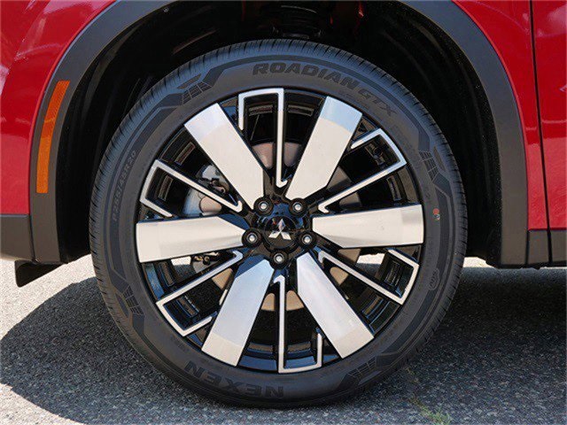 2025 Mitsubishi Outlander SE photo 2