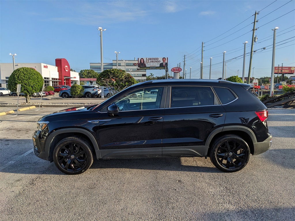 2022 Volkswagen Taos SE photo 3
