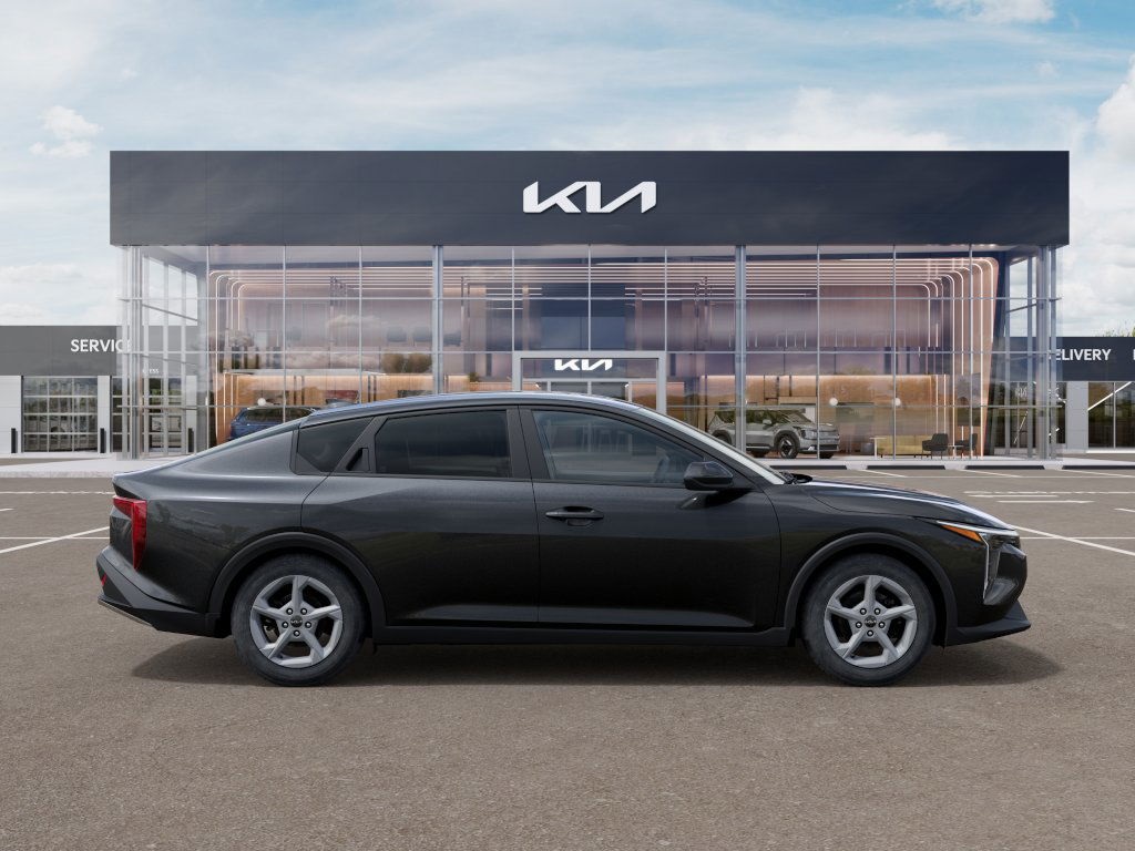 2025 Kia K4 LXS photo 2