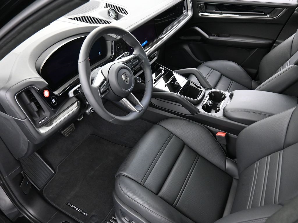 2025 Porsche Cayenne Turbo E-Hybrid photo 3