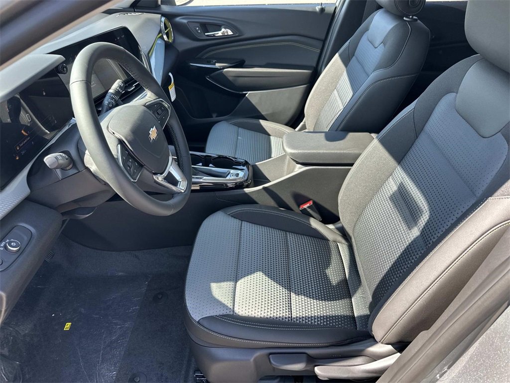 2025 Chevrolet Trax LT photo 14