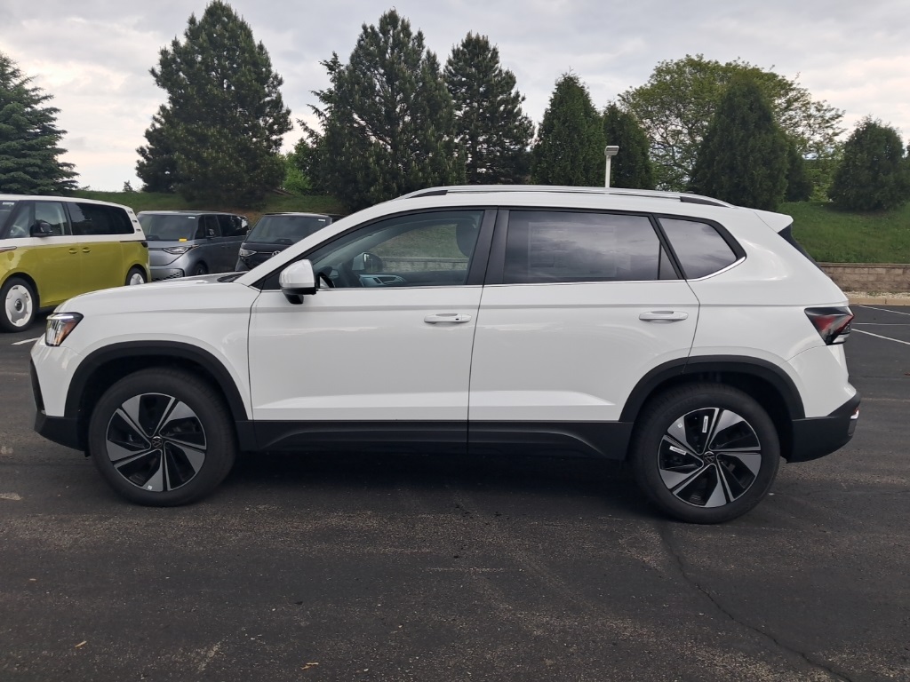 2025 Volkswagen Taos SE photo 3