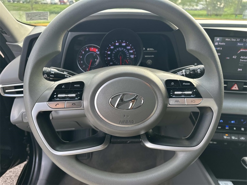 2023 Hyundai Elantra SEL photo 19