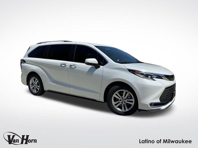 2022 Toyota Sienna Platinum's photo