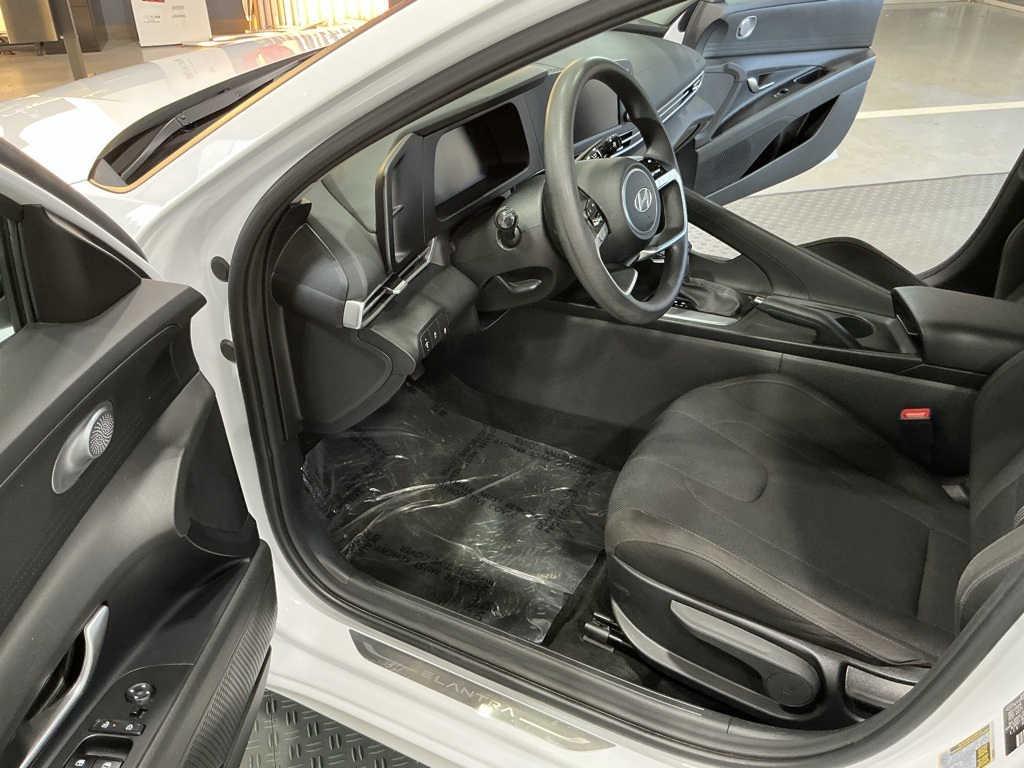 2025 Hyundai Elantra SE photo 3
