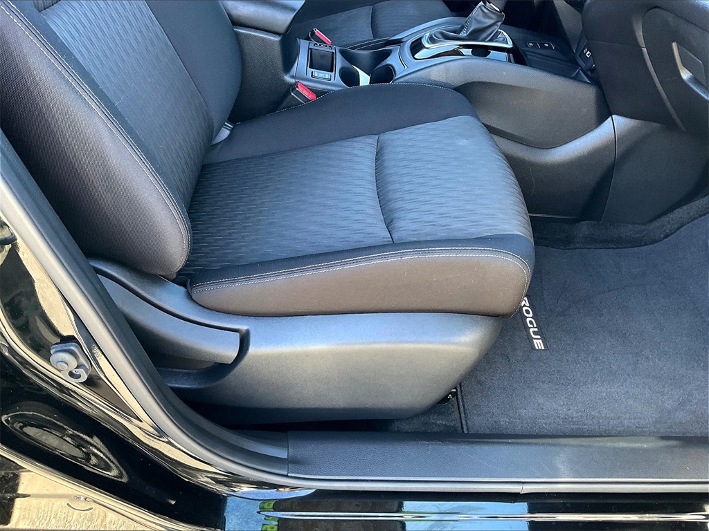 2019 Nissan Rogue SV photo 34
