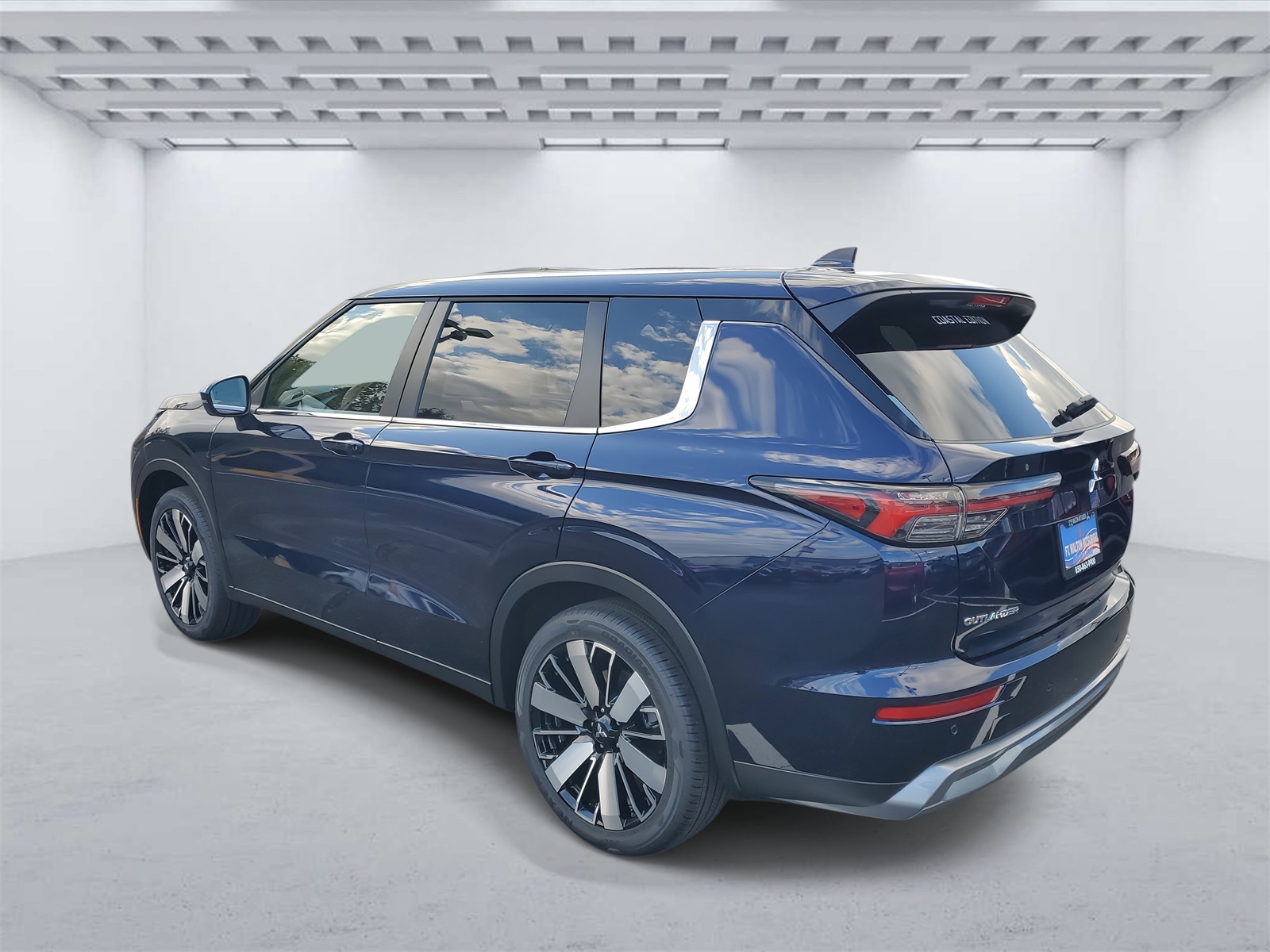 2025 Mitsubishi Outlander SE photo 3