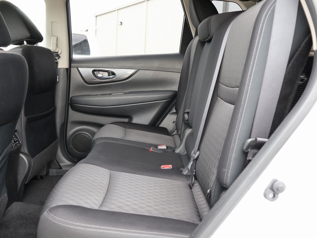 2019 Nissan Rogue SV photo 18