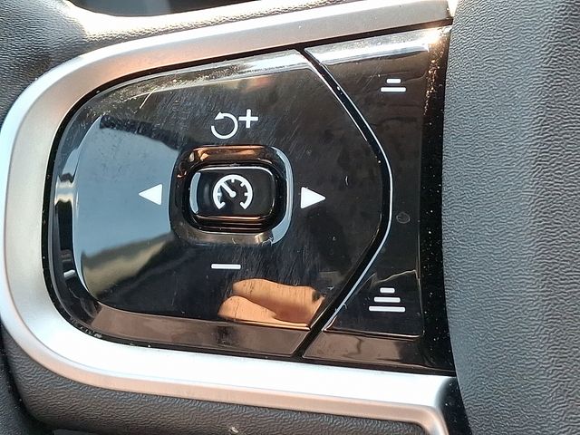 2025 Volvo XC60 B5 Plus photo 23