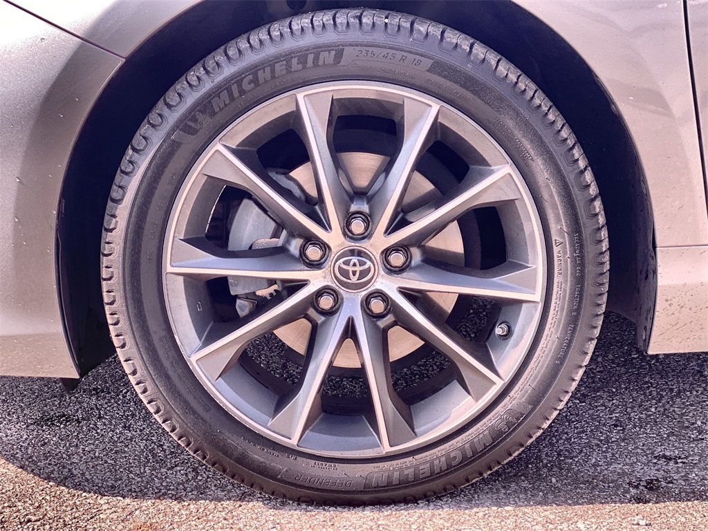 2016 Toyota Camry XLE photo 18