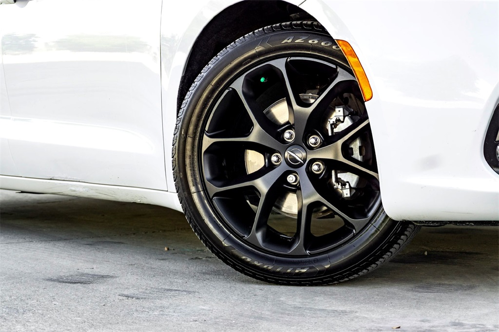 2022 Chrysler Pacifica Touring L photo 2