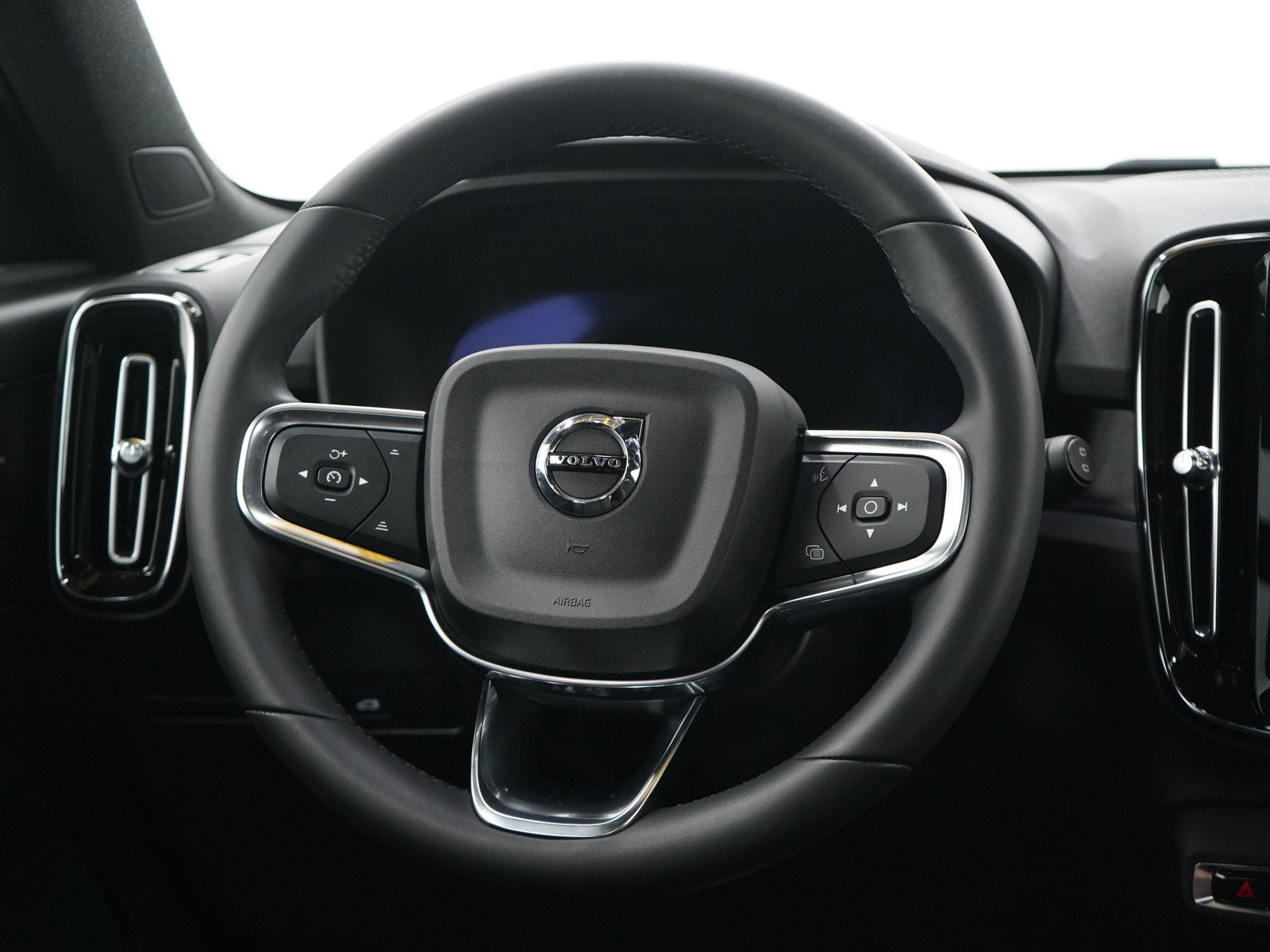 2023 Volvo XC40 Recharge Ultimate AWD photo 14