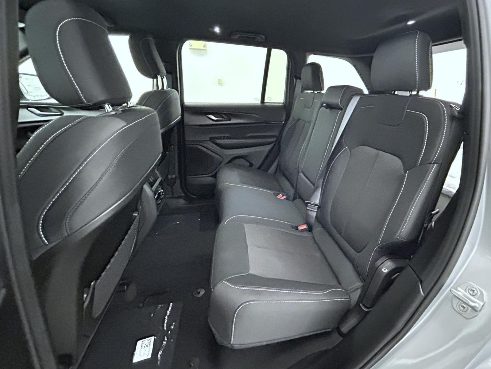 2025 Jeep Grand Cherokee Laredo photo 18