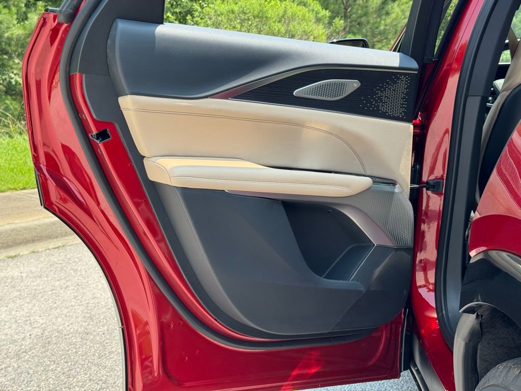 2025 Cadillac Lyriq Luxury photo 22
