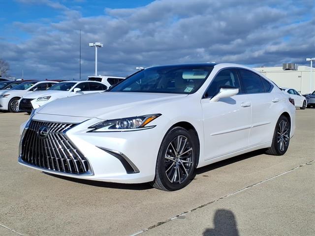 2023 Lexus ES Base's photo