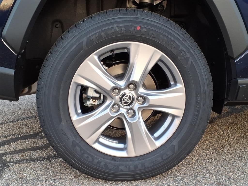 2025 Toyota RAV4 XLE photo 4