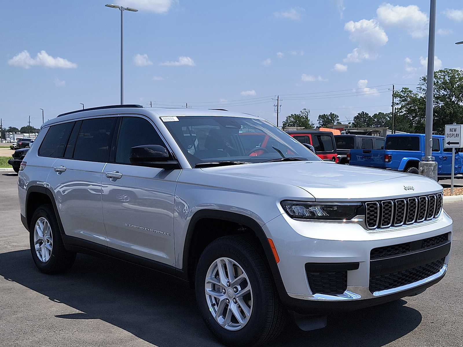 2025 Jeep Grand Cherokee Laredo X photo 4