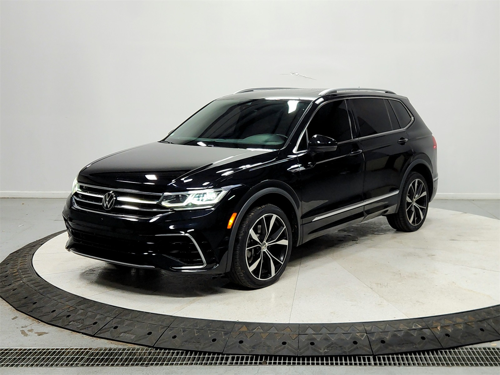 2024 Volkswagen Tiguan SEL R-Line Black photo 3
