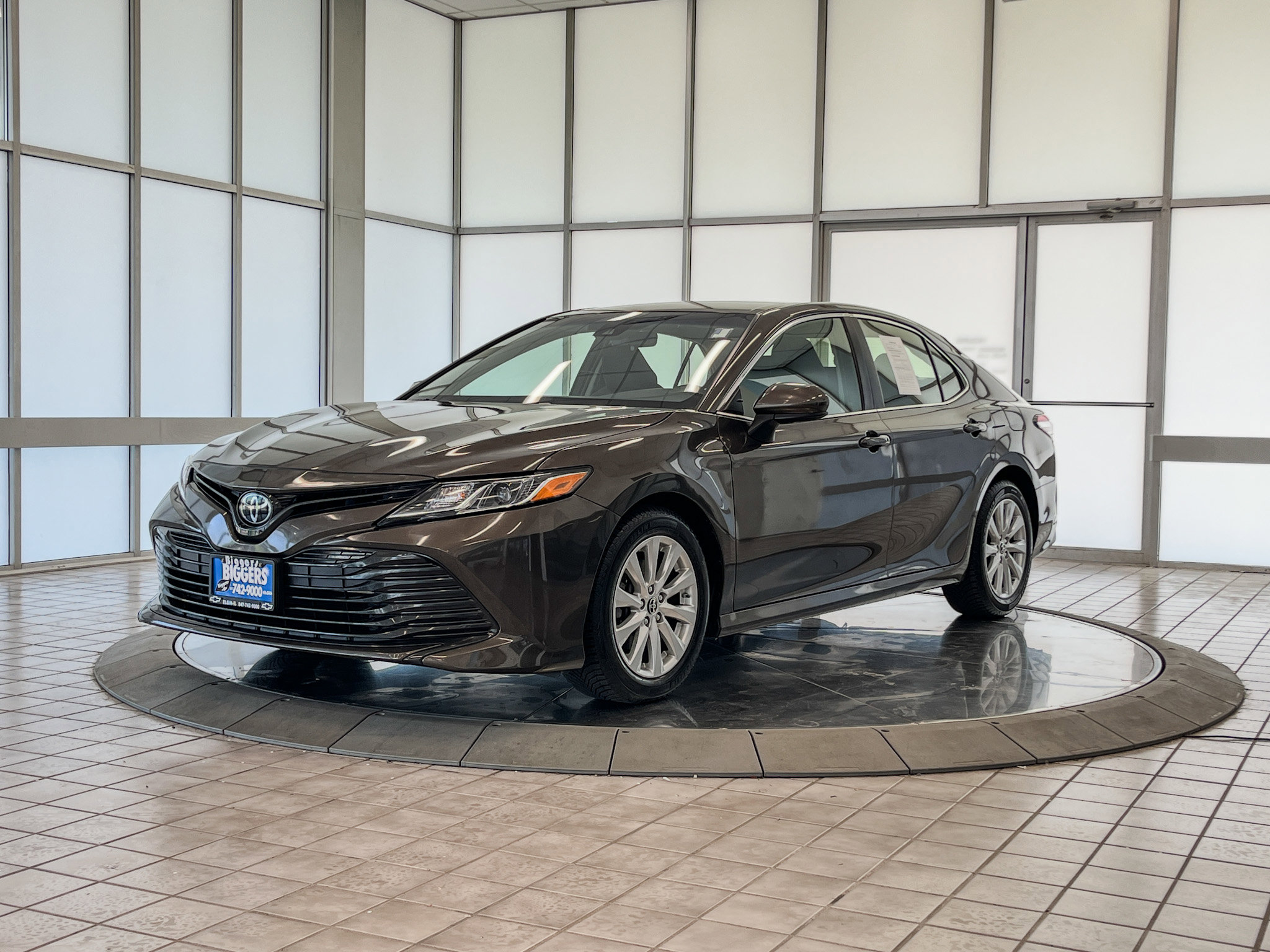 2018 Toyota Camry LE photo 2
