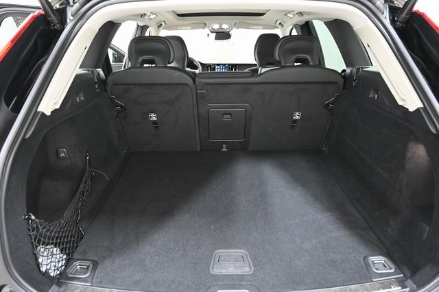 2022 Volvo XC60 B5 Momentum photo 11