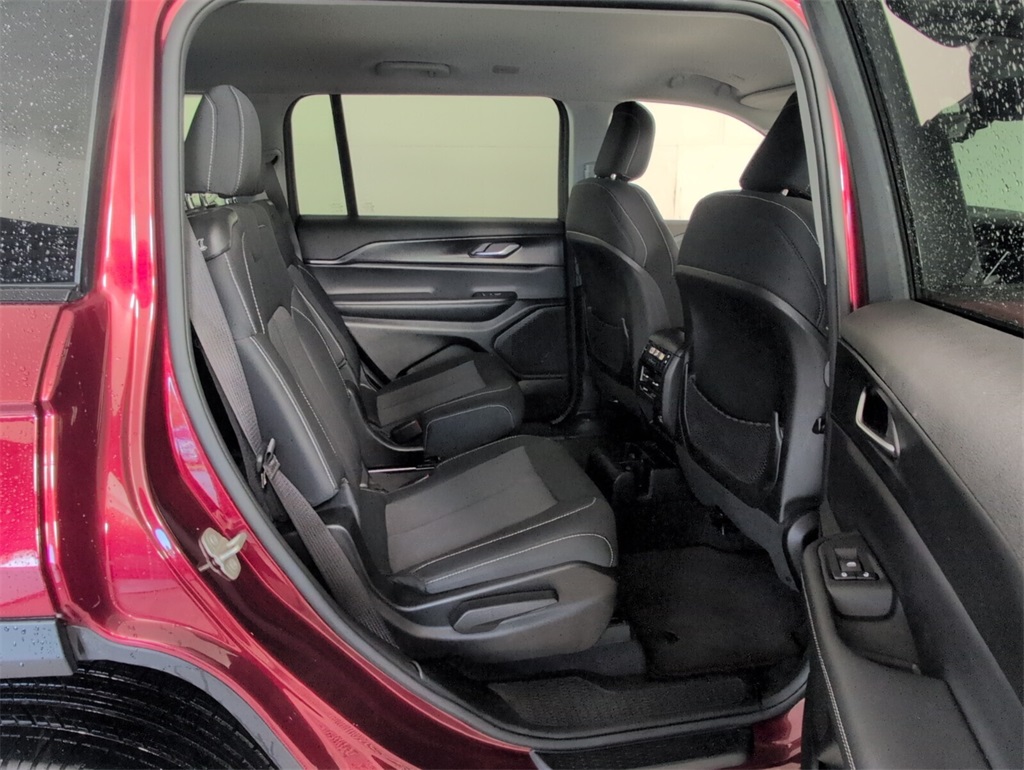2023 Jeep Grand Cherokee Laredo photo 12