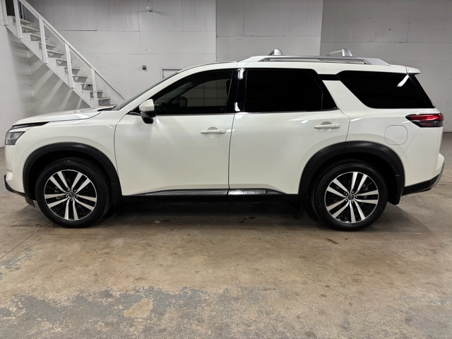 2023 Nissan Pathfinder Platinum photo 4