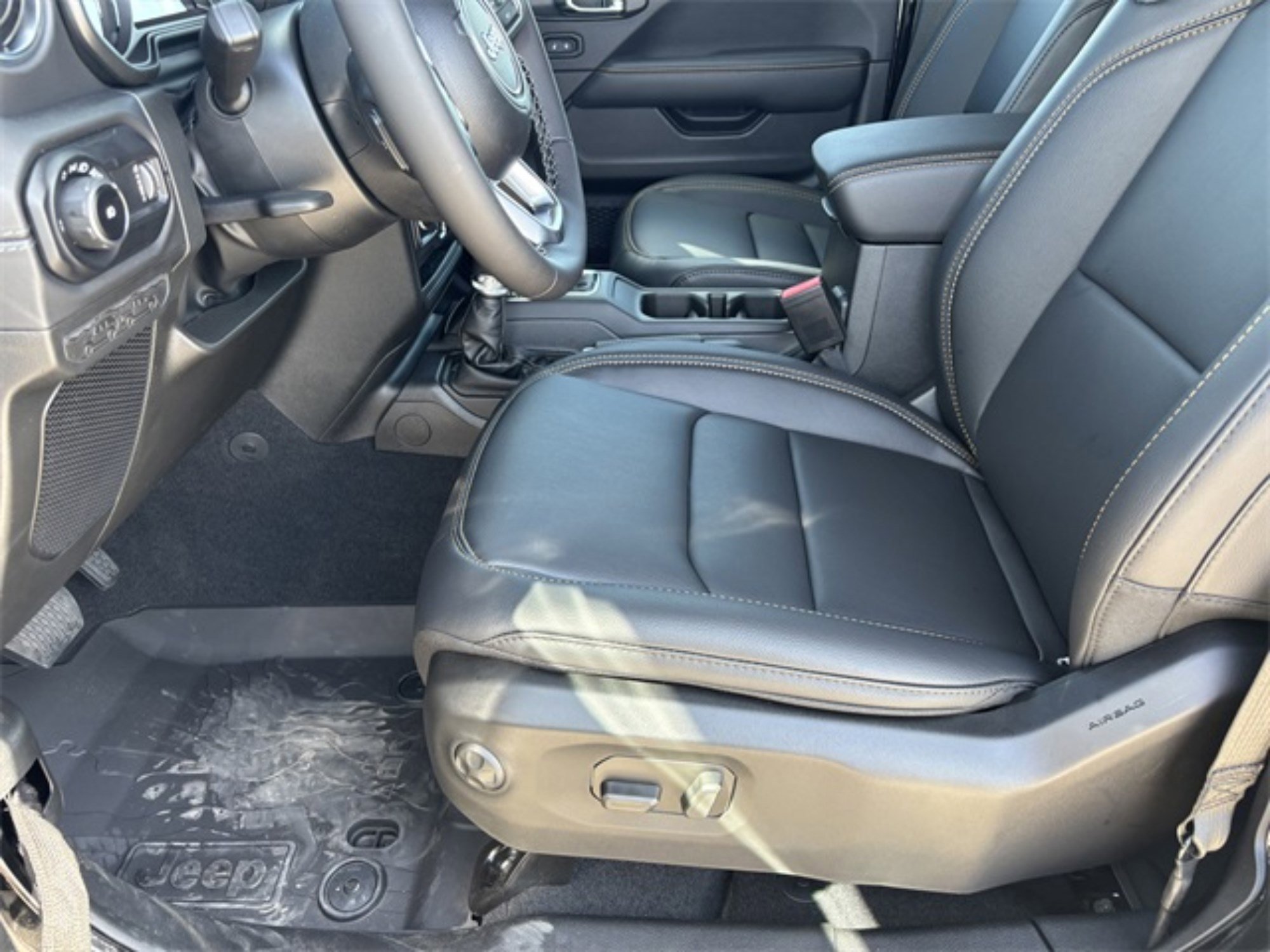 2025 Jeep Wrangler Sahara photo 9