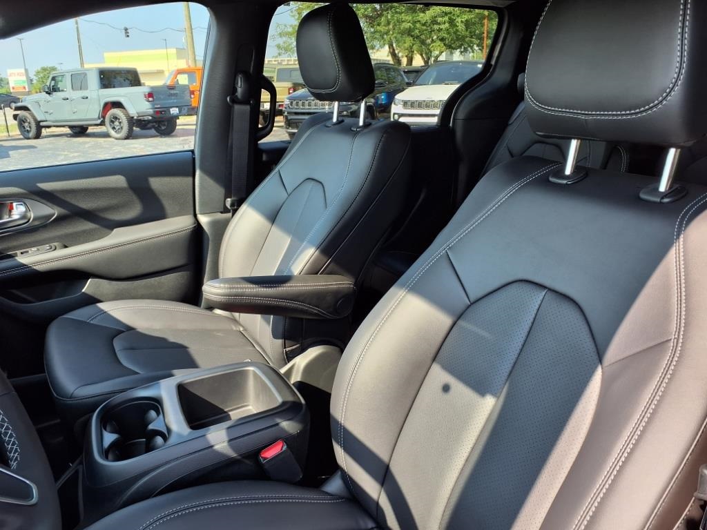 2026 Chrysler Pacifica photo 11