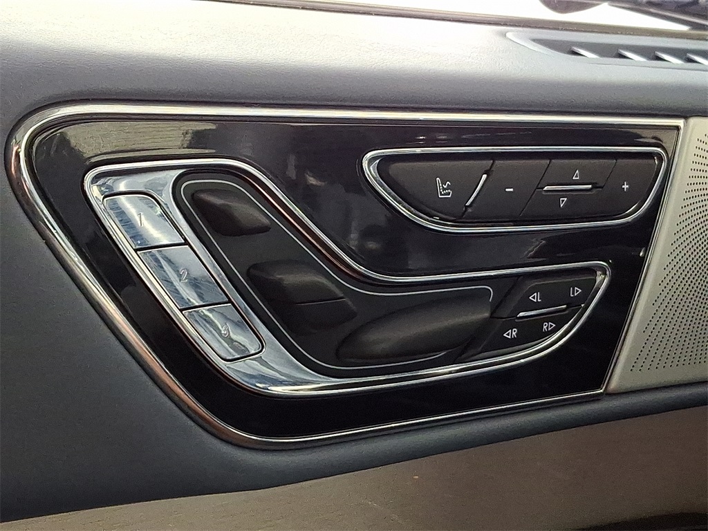 2019 Lincoln Navigator Black Label photo 23