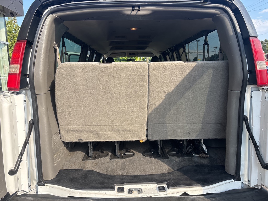 2016 Chevrolet Express 3500 Passenger Van photo 17