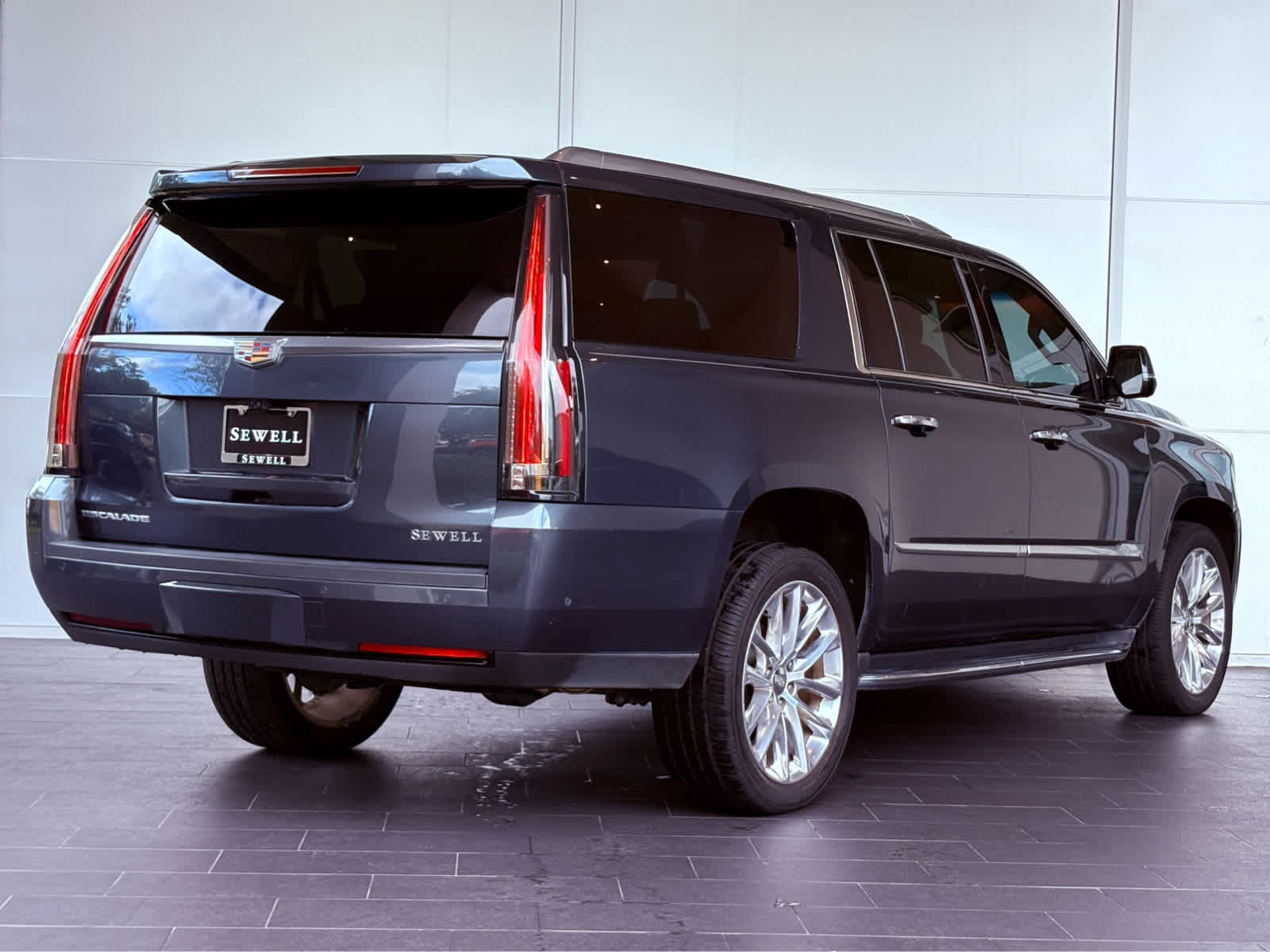 2019 Cadillac Escalade ESV Luxury photo 2