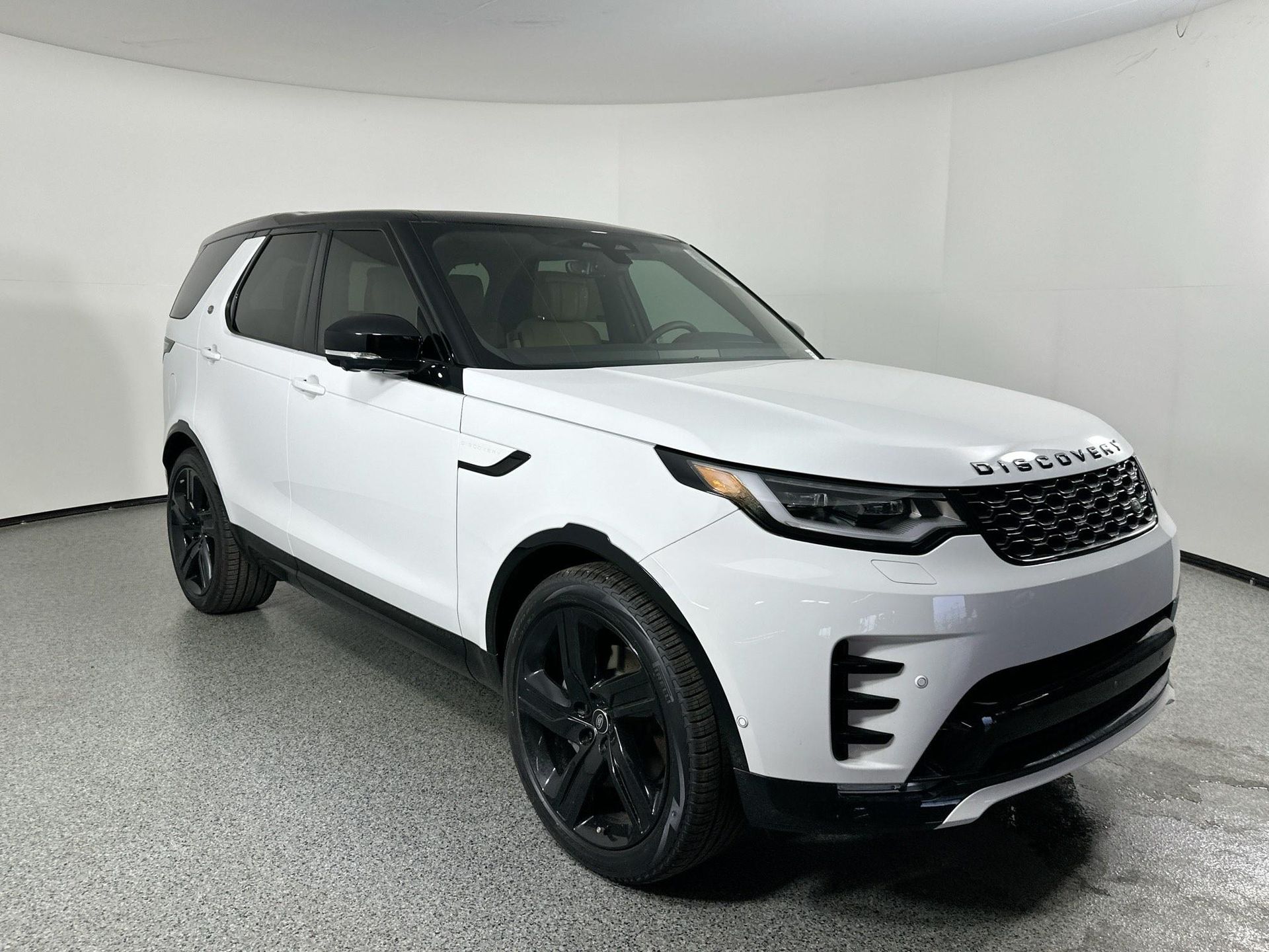 2025 Land Rover Discovery SE photo 3